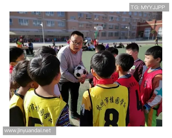 孩子与足球明星亲密合影瞬间展现梦想与希望的美好时刻