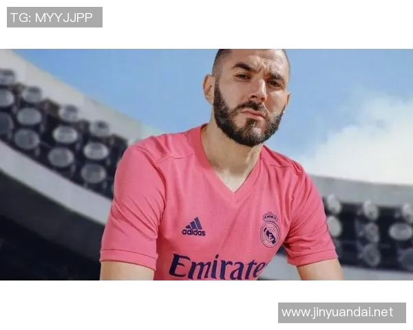 追逐梦想的旅程从小球场开始长大后成为足球明星的故事